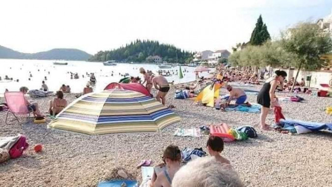 Apartments Vale right by the Sea, Blace, Dalmatia Blace